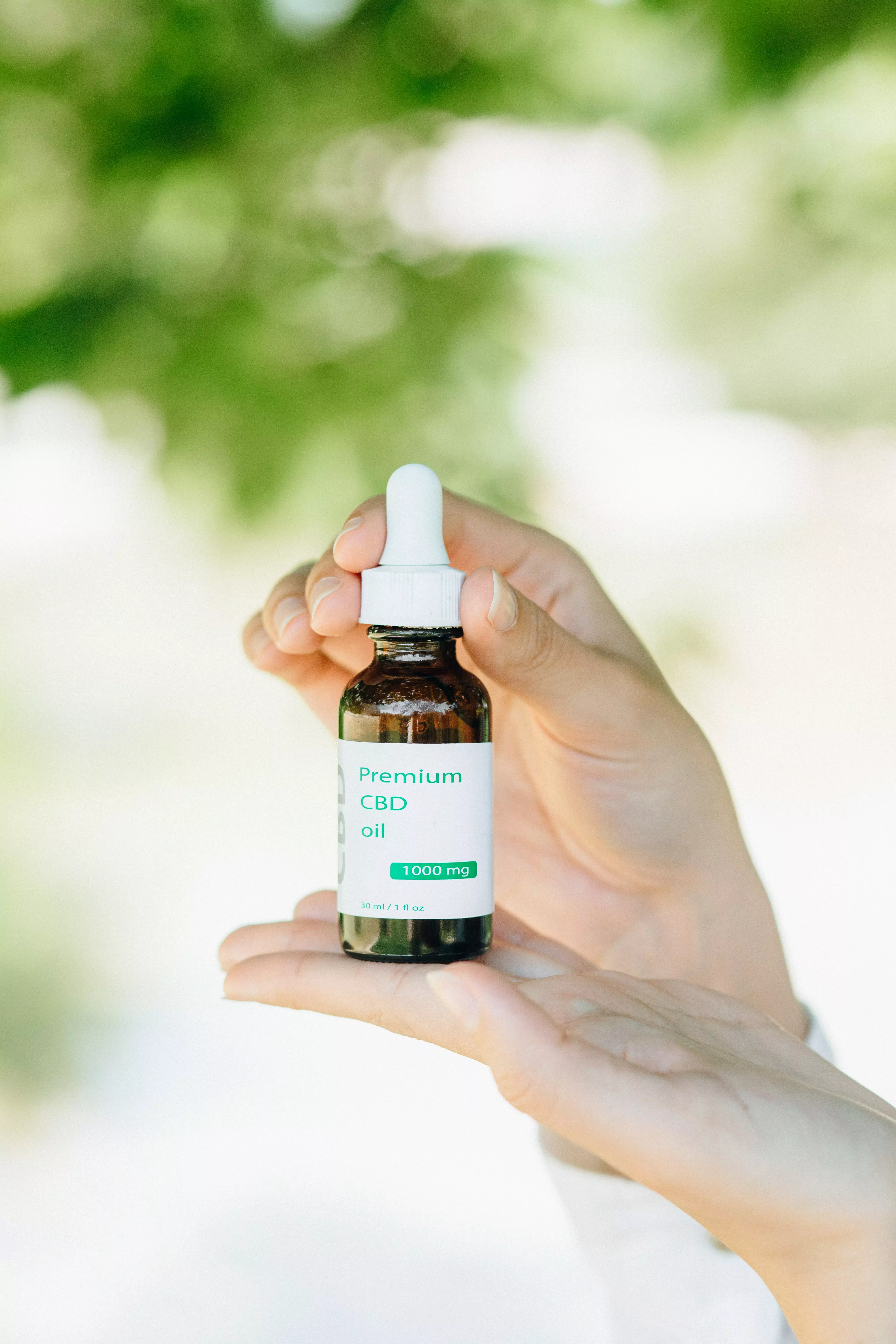 pexels-nataliya-vaitkevich-7863217 medical cannabis in bottle